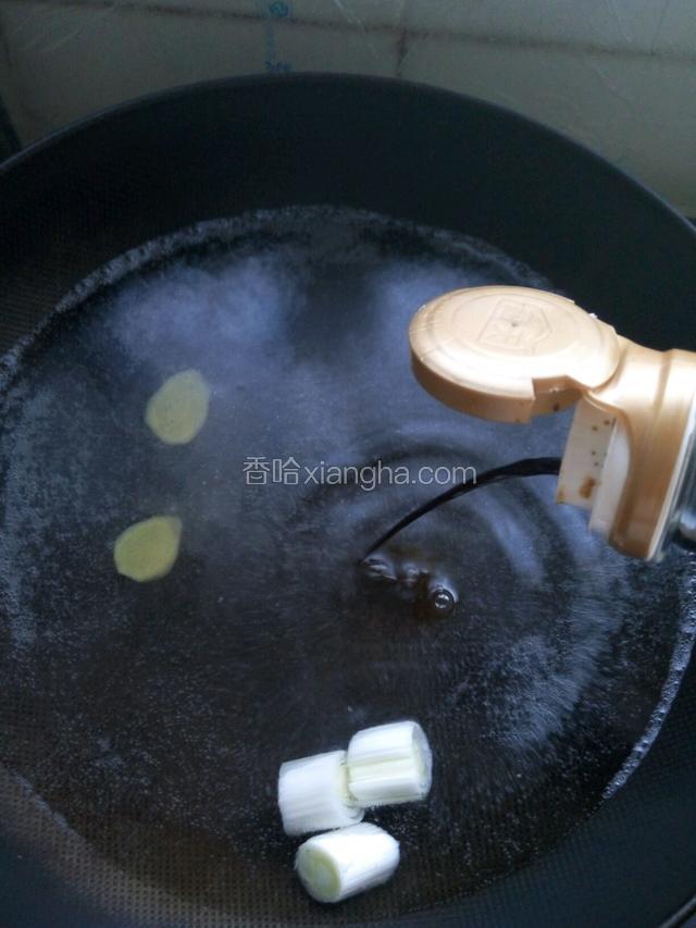 大火烧开，放入适量盐，胡椒粉，生抽调味