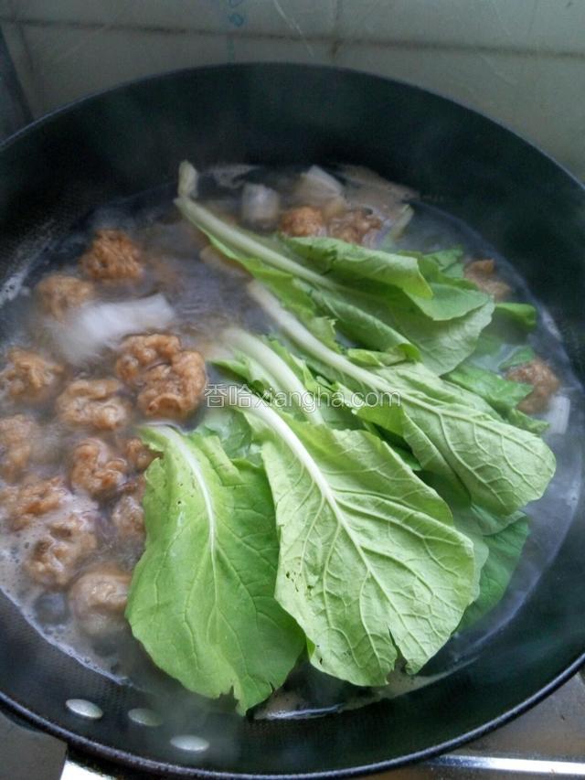 放入青菜继续炖煮