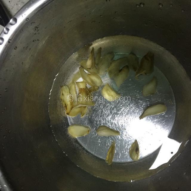 百合洗净或泡发
