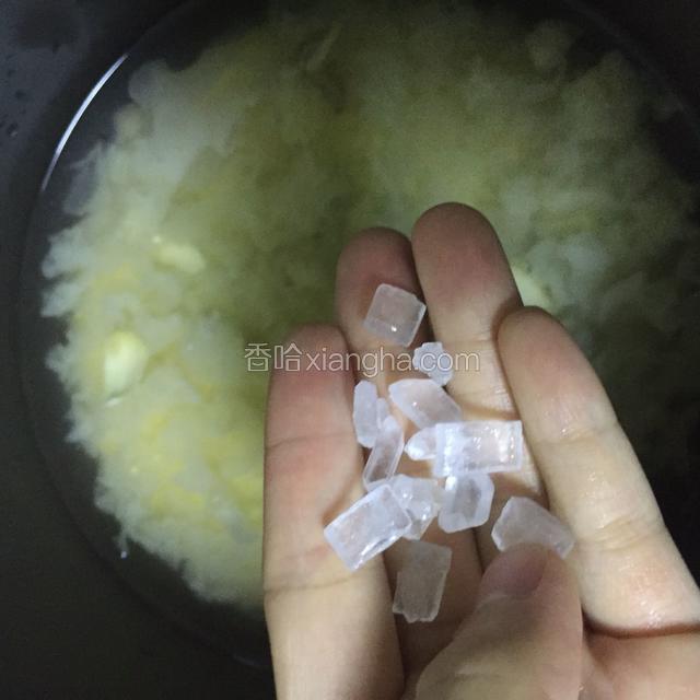 加入银耳，百合，冰糖高压锅压一个半小时