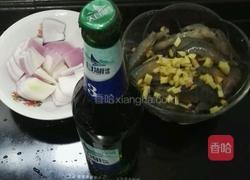 洋葱啤酒螺丝虾的做法图解1