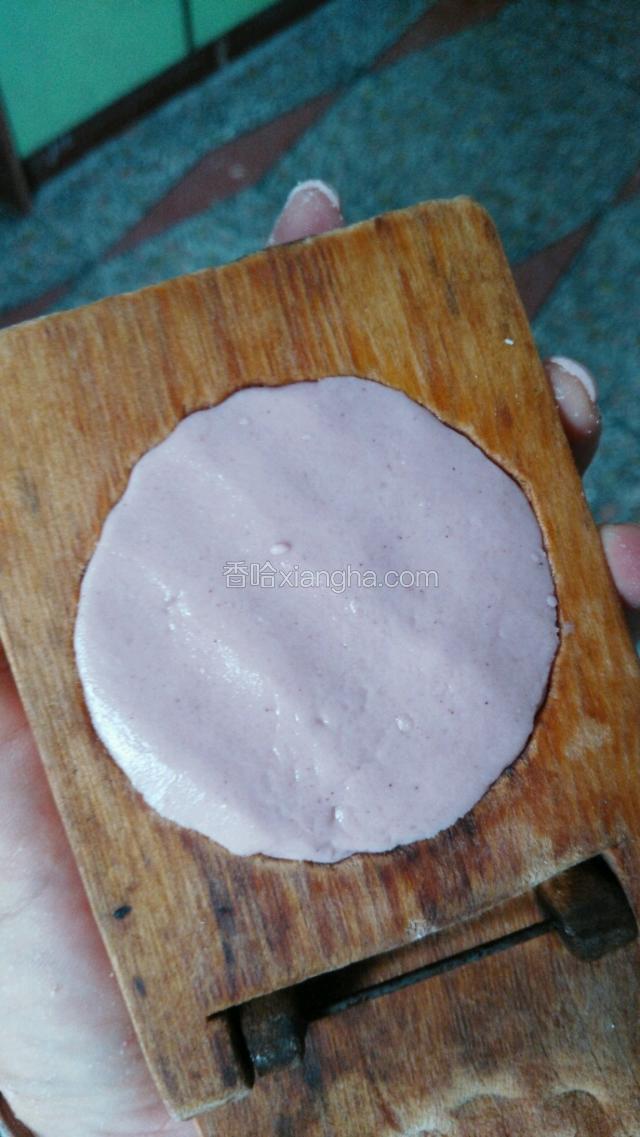 面团揉好后，挤出一个个跟磨具大小的团子，塞磨具里成型，背面图