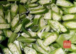 五花肉炒秋葵的做法图解2