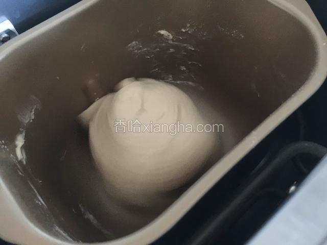 除黄油以外的所有材料放入面包桶里，开启和面程序揉面，然后再放入黄油进行第二次和面程序，面揉好后放在面包桶里进行发酵至原来的2倍大