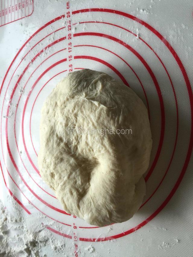 发酵的面团取出揉揉排气