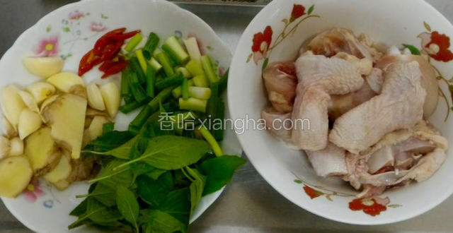 准备食材和配料，清洗干净切好
