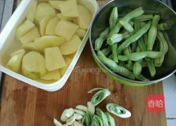 土豆豆角炖鸡块的做法图解2