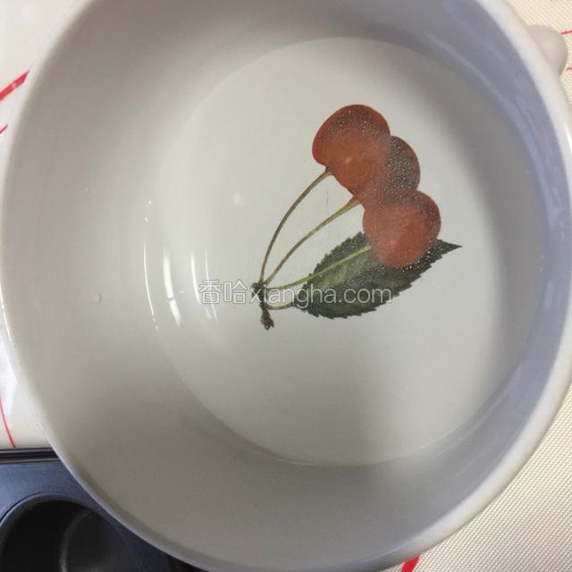碗里倒入适量清水和盐调和成盐水