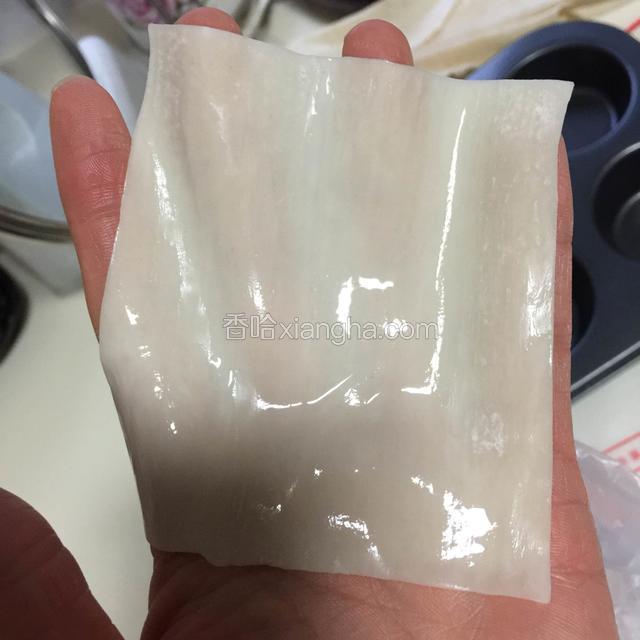 在馄饨皮的表面刷一层盐水