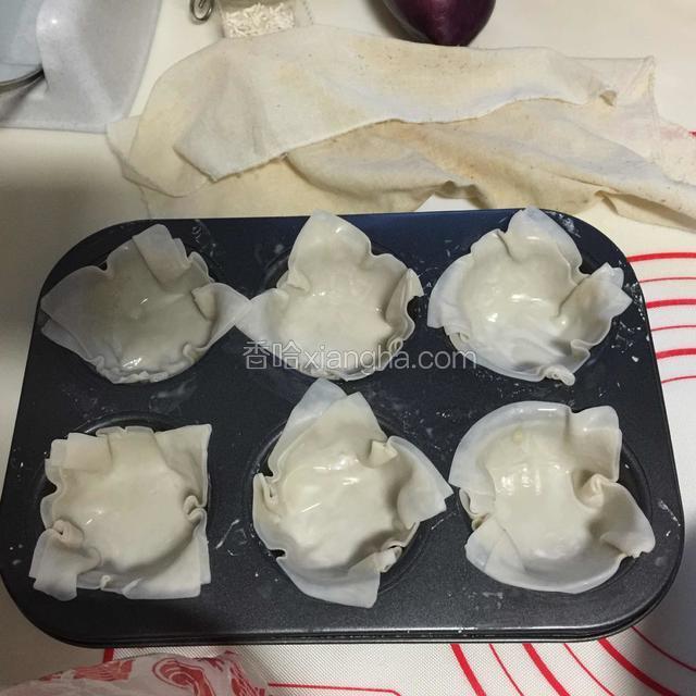 2个馄饨皮重叠后，放入模具里，烤箱预热200度，烤10分钟