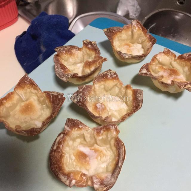 烤好的杯子取出冷却