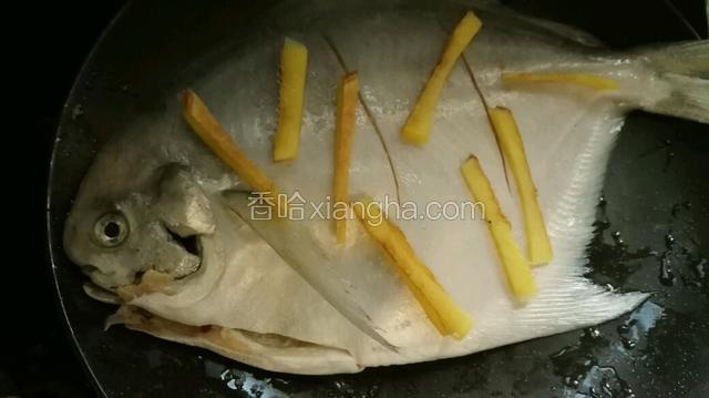 加入一勺料酒，姜丝放在鱼身上，腌制十分钟，入味些。
