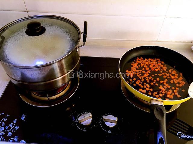 胡萝卜用水煮一分钟 土豆切块蒸熟