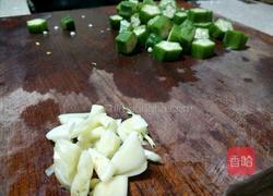 秋葵煎蛋的做法图解2