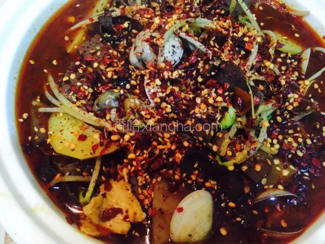 煮3分钟盛出加上辣椒面