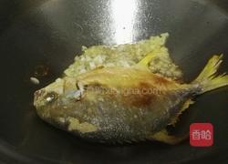 红烧茄汁鲳鱼的做法图解3