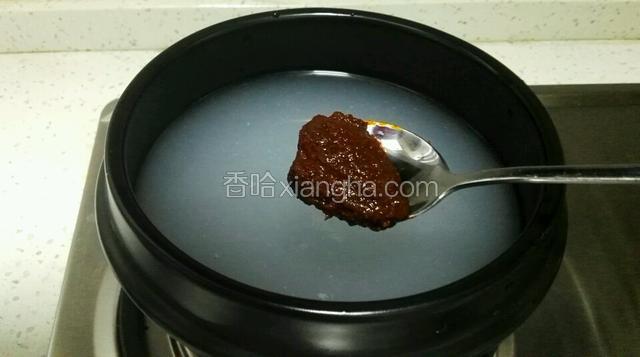 石锅里加入淘米水（注：第二遍淘米水），加入一勺大酱