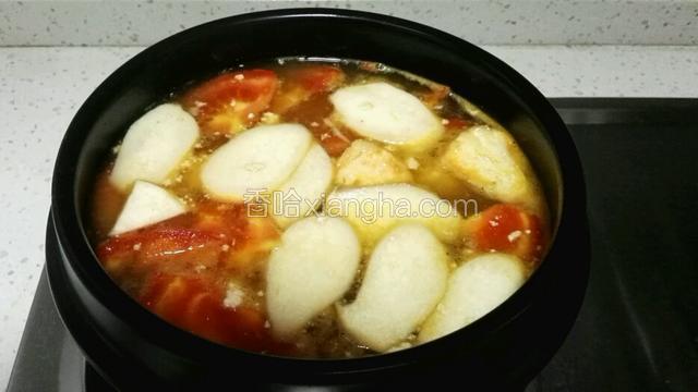 加入杏鲍菇、蕃茄、豆腐煮5分钟（中火）