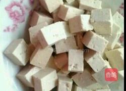 豆腐炒鹌鹑蛋的做法图解1