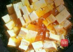 豆腐炒鹌鹑蛋的做法图解2