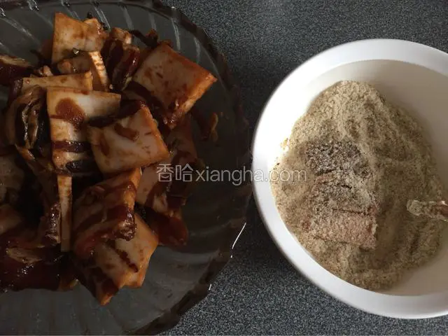 腌好了，用筷子夹肉到米粉里两面蘸一下