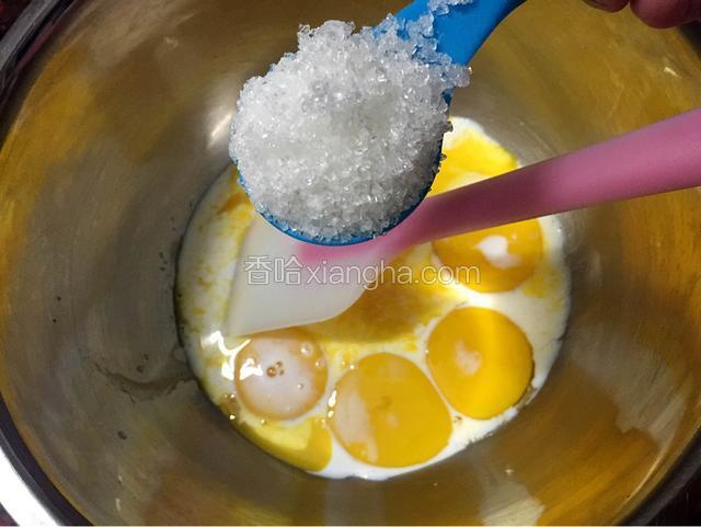 加入白砂糖搅拌均匀