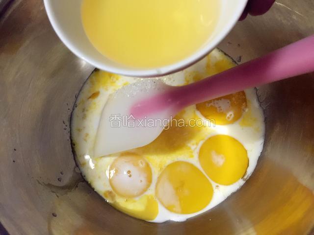 再加入玉米油，搅拌均匀