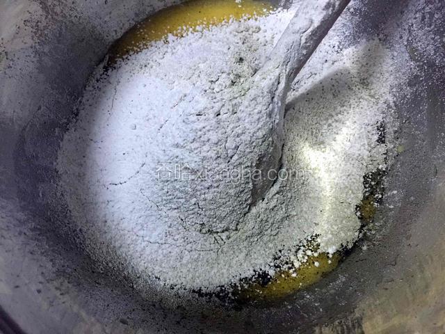 把低筋面粉、抹茶粉过筛到蛋黄中，快速翻拌均匀，不要搅拌划圈以免面粉起筋