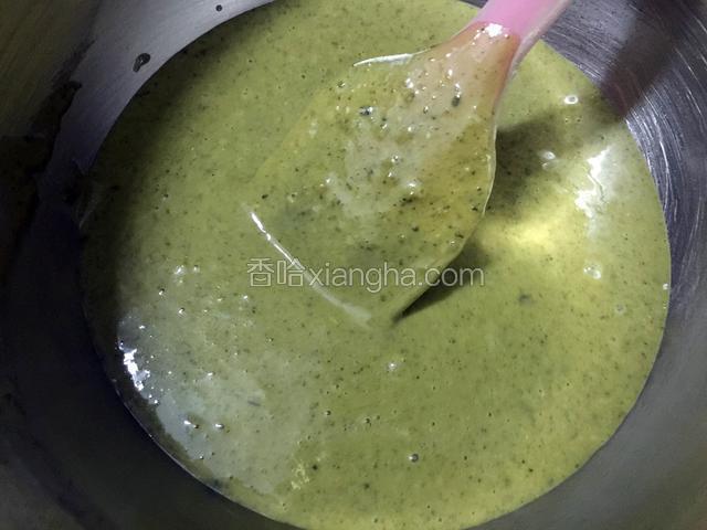 翻拌均匀的抹茶蛋黄糊，放至一旁备用