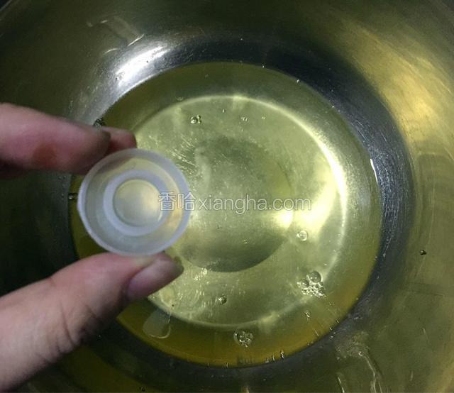 在蛋白中加入适量盐和2滴白醋