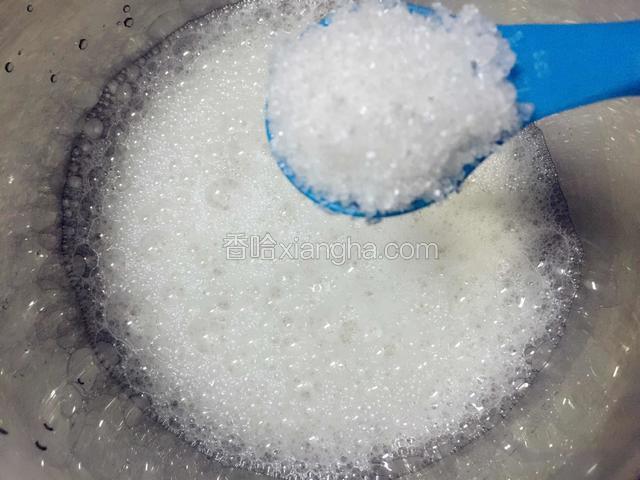 用打蛋器打发蛋白呈泡泡状态即可加入三分之一的白砂糖.