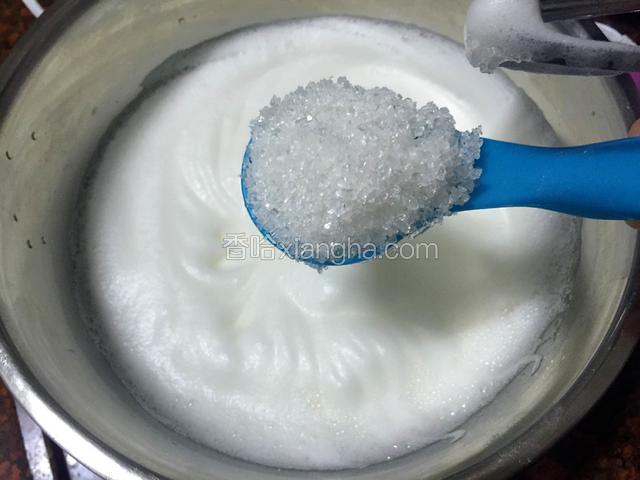 继续打发蛋白膨胀有纹路即可再加入另外三分之一的白砂糖