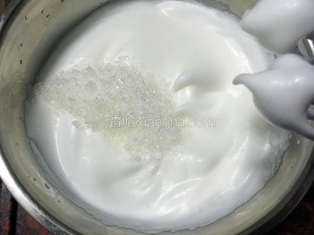 把最后的白砂糖加入，继续打发