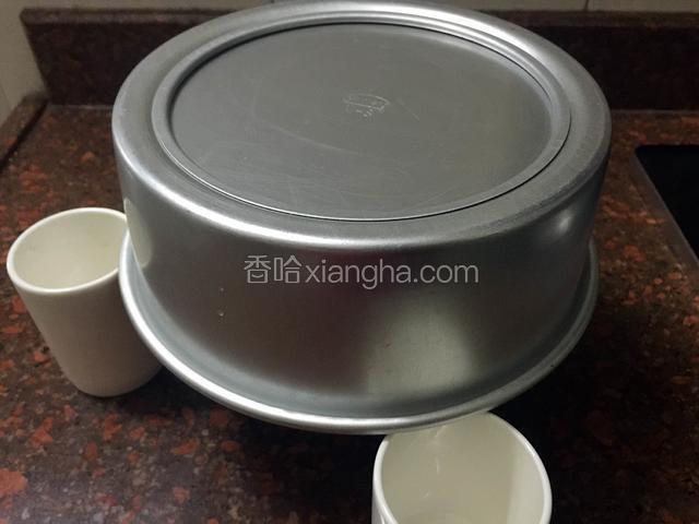 出炉后马上震几下之后倒扣