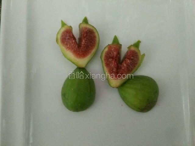 用无花果的果皮剪两个耳朵摆上～