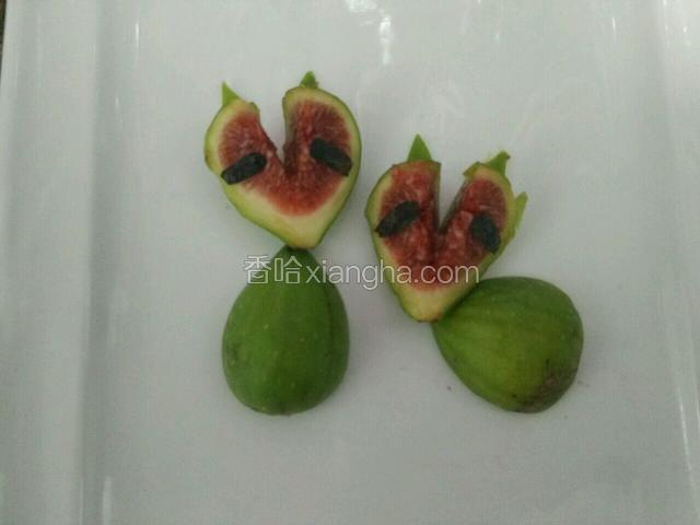 用紫菜剪两个眼圈帖上～