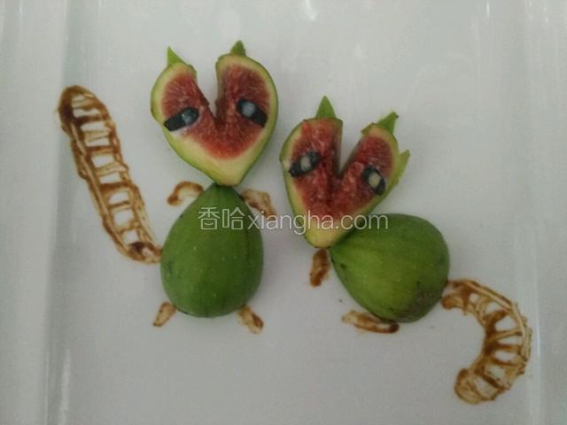 用巧克力酱画好小浣熊的尾巴和四肢～