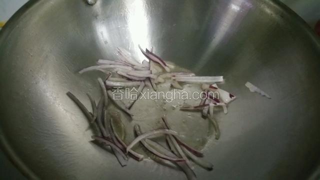 锅中加入适量油下洋葱丝煸炒片刻