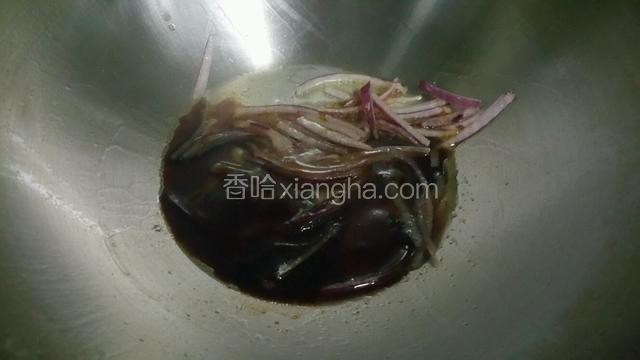 加入少许蚝油，生抽，料酒，糖，盐，味增，少许水