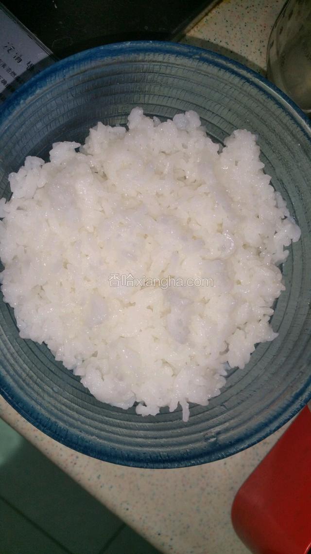 碗中盛入米饭