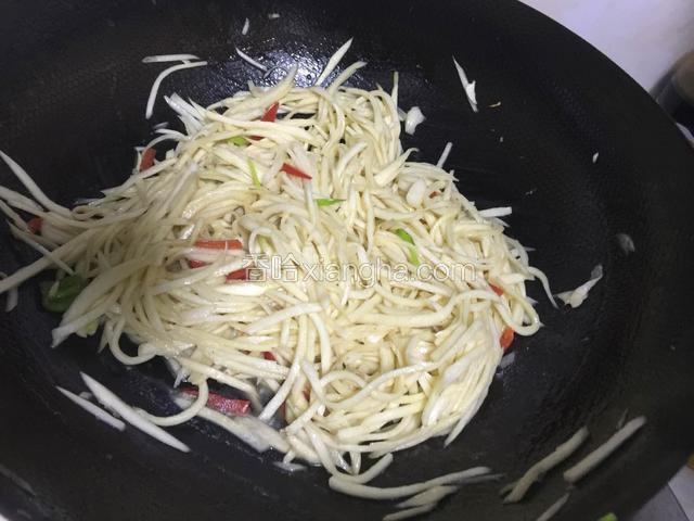 加辣椒翻炒均匀加盐加鸡精