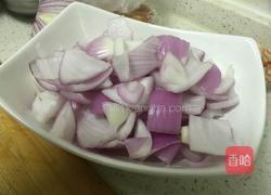 洋葱炒卤肠的做法图解1