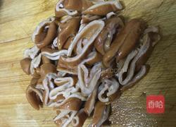 洋葱炒卤肠的做法图解3