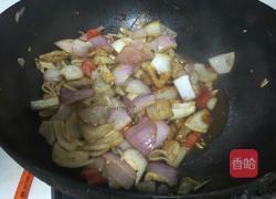 洋葱炒卤肠的做法图解6
