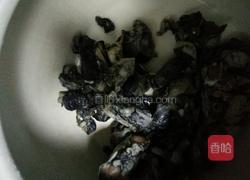 西洋参炖乌鸡汤的做法图解1