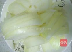 洋葱炒香肠的做法图解1