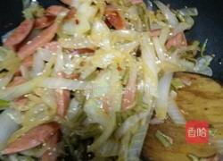 洋葱炒香肠的做法图解3