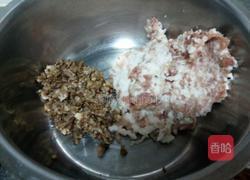 酱肉韭菜馅饺子的做法图解1