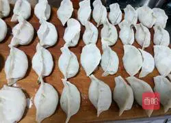 Illustration of how to make dumplings stuffed with meat and chives 16