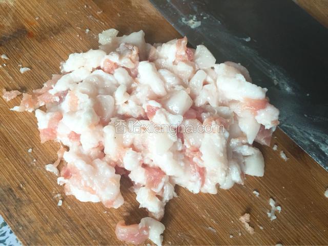 肉切碎放去绞肉机绞碎成肉泥